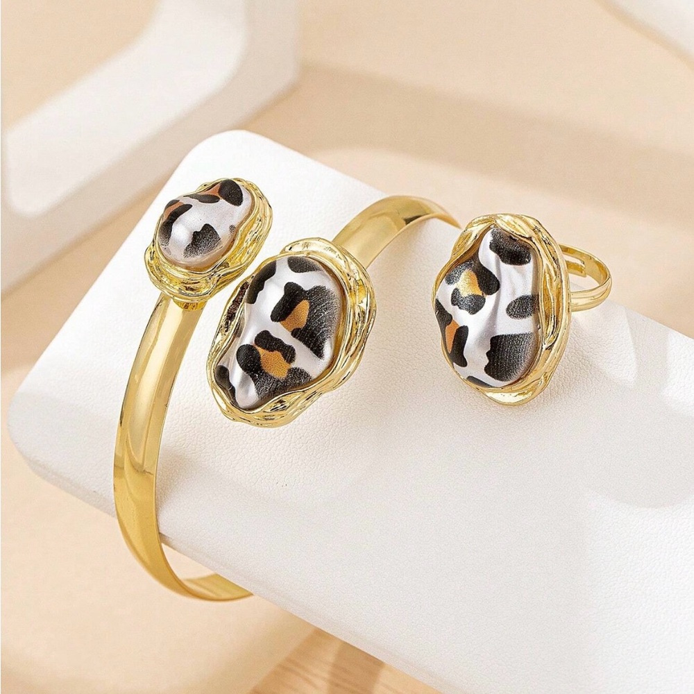 Gold tone zinc alloy set of Adjudtable leopard ring & bracelet - Picture 3 of 5